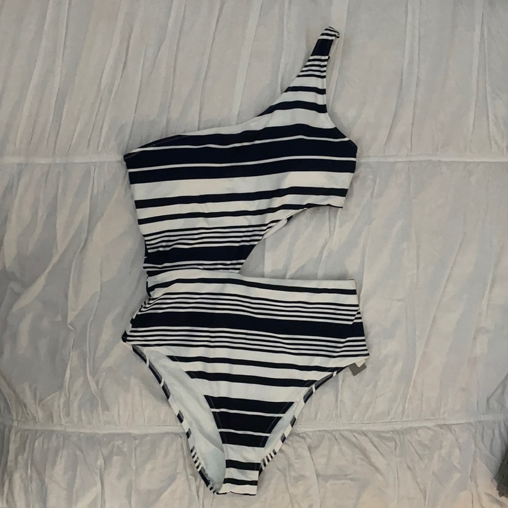AERIE // One-shoulder One Piece Swimsuit (NWT)